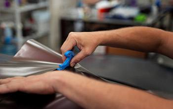 Técnica de serigrafía con stencil y marco rígido.